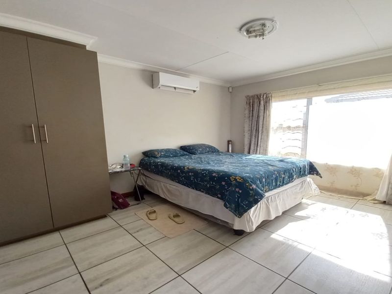 Stylish 3 bedroom townhouse for sale in Baillie Park, Potchefstroom - modern living at its finest! - Photo 10