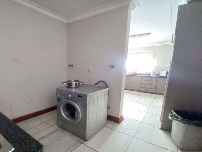 Stylish 3 bedroom townhouse for sale in Baillie Park, Potchefstroom - modern living at its finest! - Photo 9