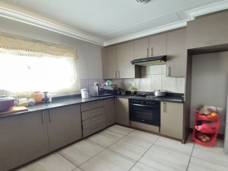 Stylish 3 bedroom townhouse for sale in Baillie Park, Potchefstroom - modern living at its finest! - Photo 7
