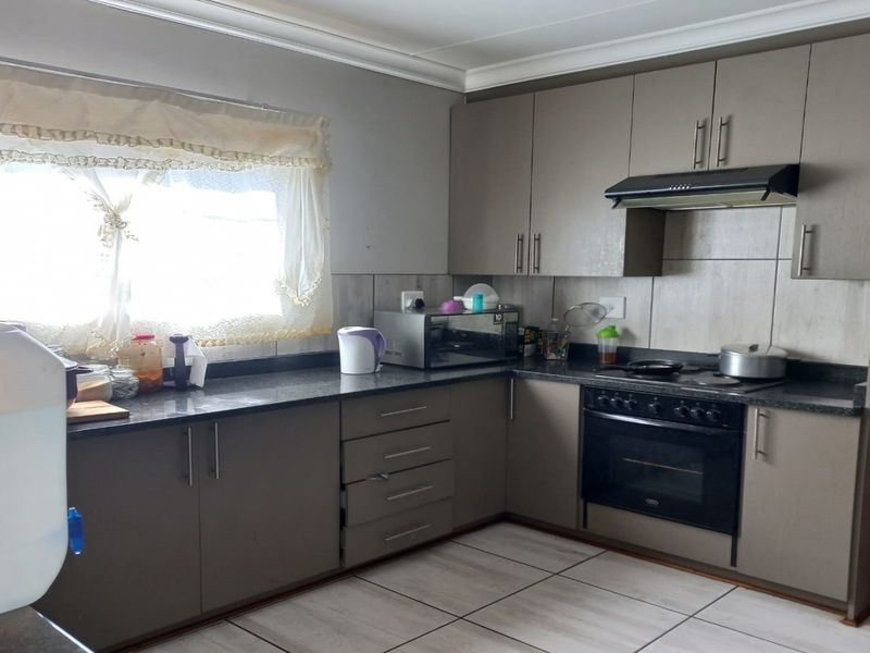 Stylish 3 bedroom townhouse for sale in Baillie Park, Potchefstroom - modern living at its finest! - Photo 6