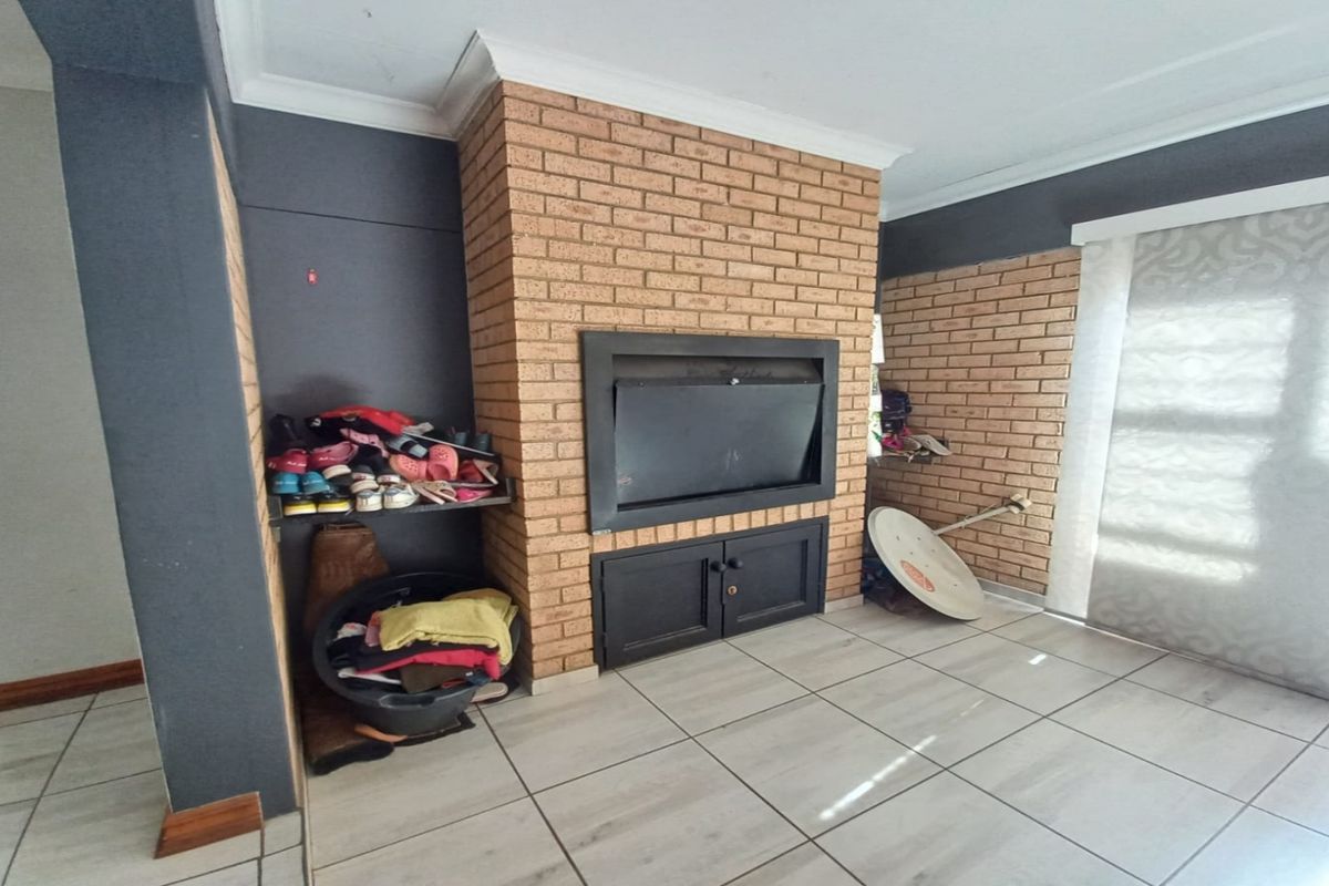 Stylish 3 bedroom townhouse for sale in Baillie Park, Potchefstroom - modern living at its finest! - Photo 5