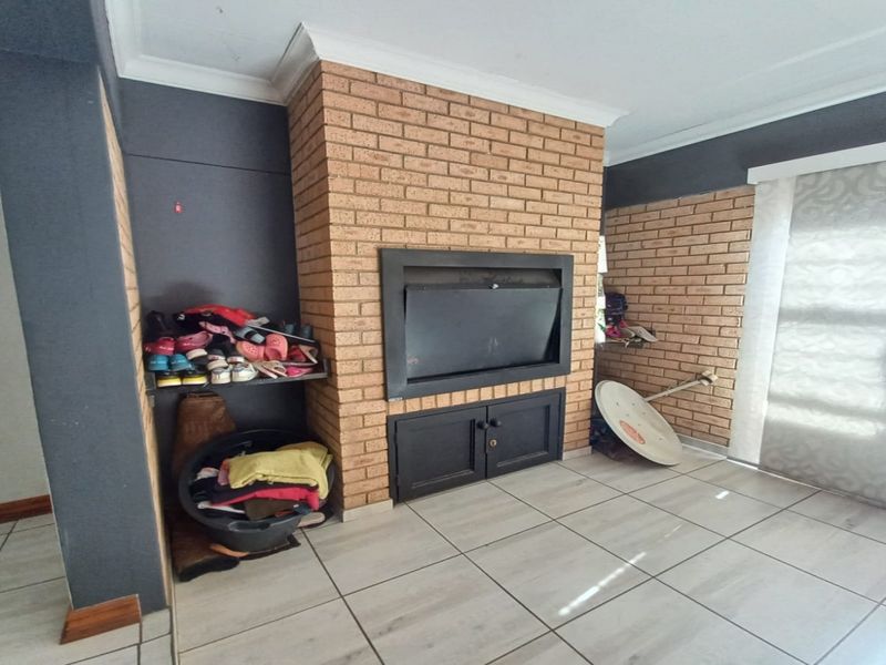 Stylish 3 bedroom townhouse for sale in Baillie Park, Potchefstroom - modern living at its finest! - Photo 5