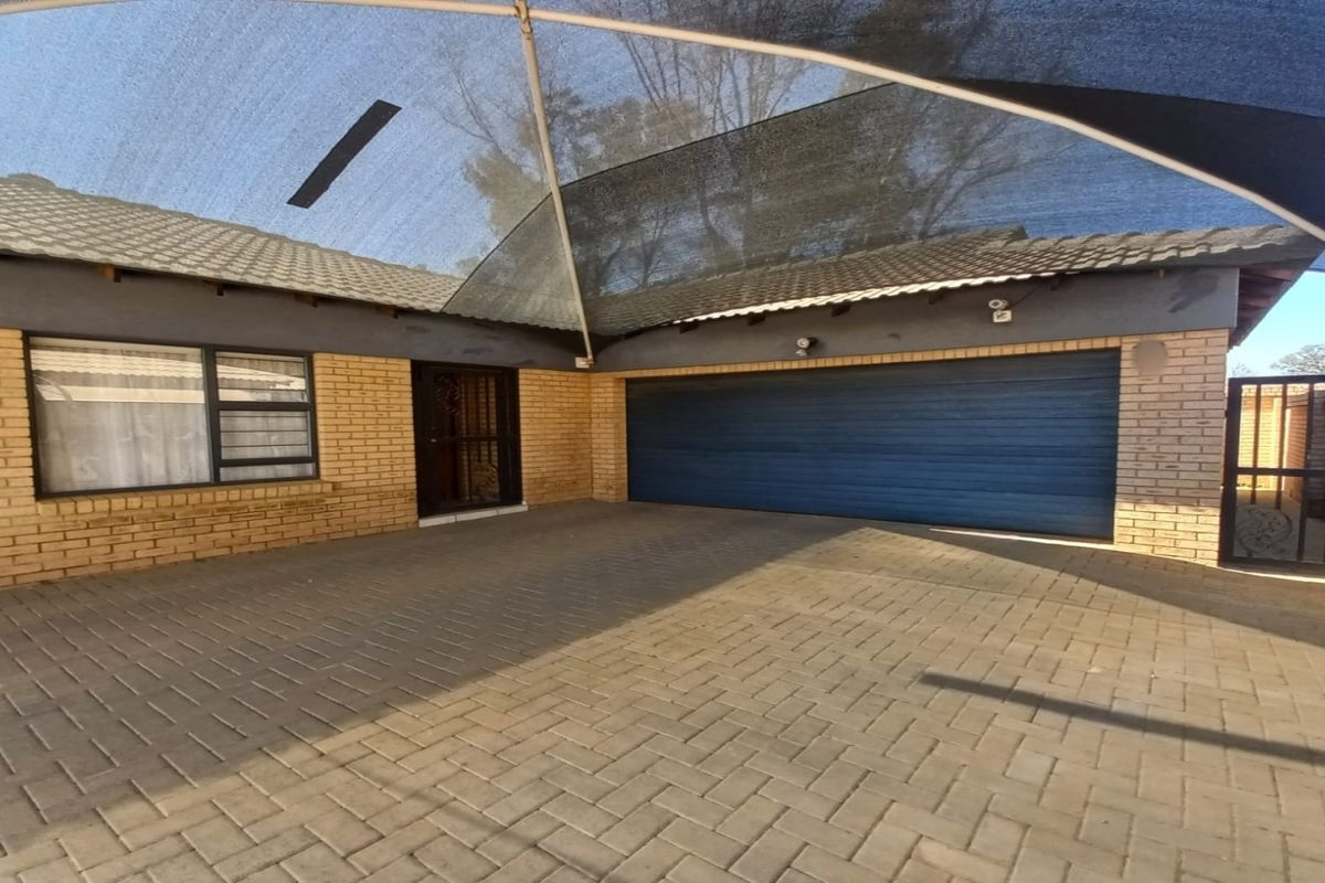 Stylish 3 bedroom townhouse for sale in Baillie Park, Potchefstroom - modern living at its finest! - Photo 2