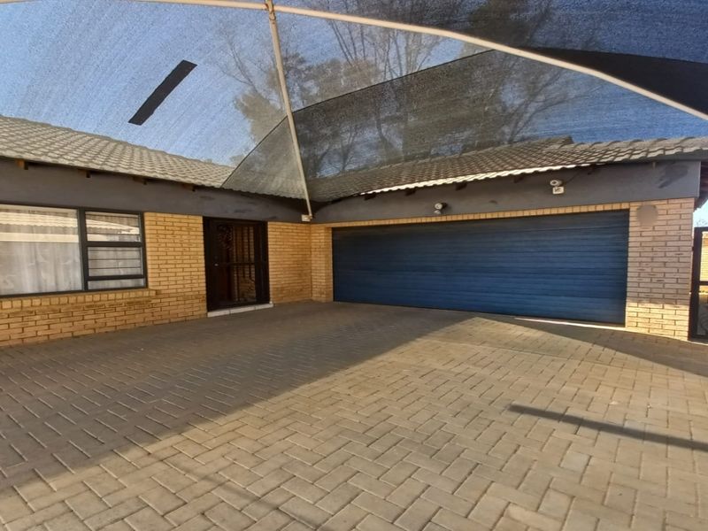 Stylish 3 bedroom townhouse for sale in Baillie Park, Potchefstroom - modern living at its finest! - Photo 2
