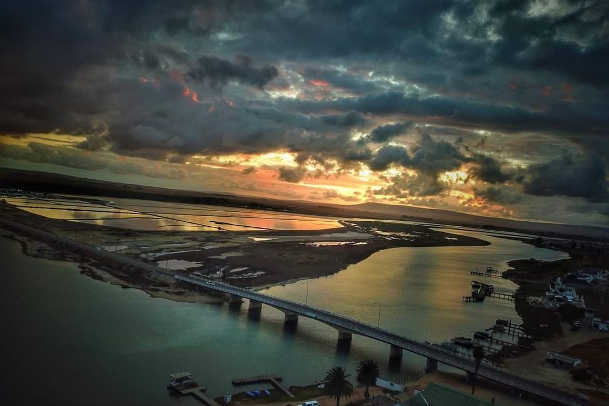 Beautiful warm family home nestled in the heart of the West Coast - Port Owen - Photo 4