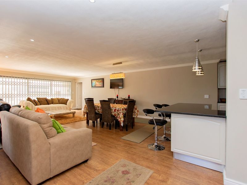 Beautiful warm family home nestled in the heart of the West Coast - Port Owen - Photo 7