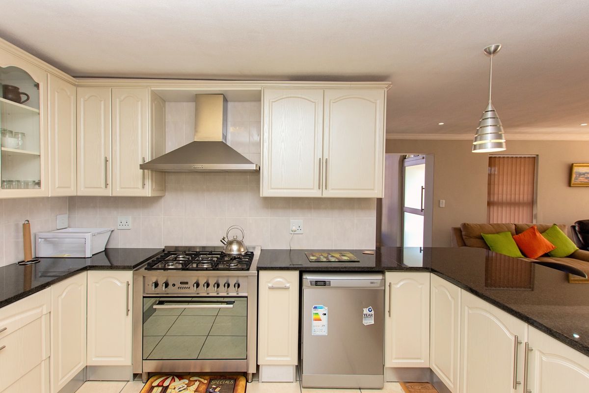 Beautiful warm family home nestled in the heart of the West Coast - Port Owen - Photo 5