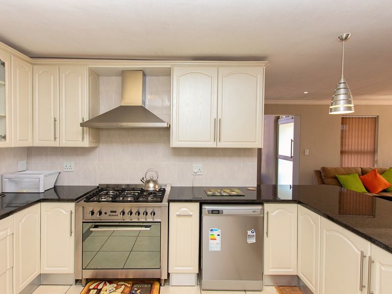 Beautiful warm family home nestled in the heart of the West Coast - Port Owen - Photo 5