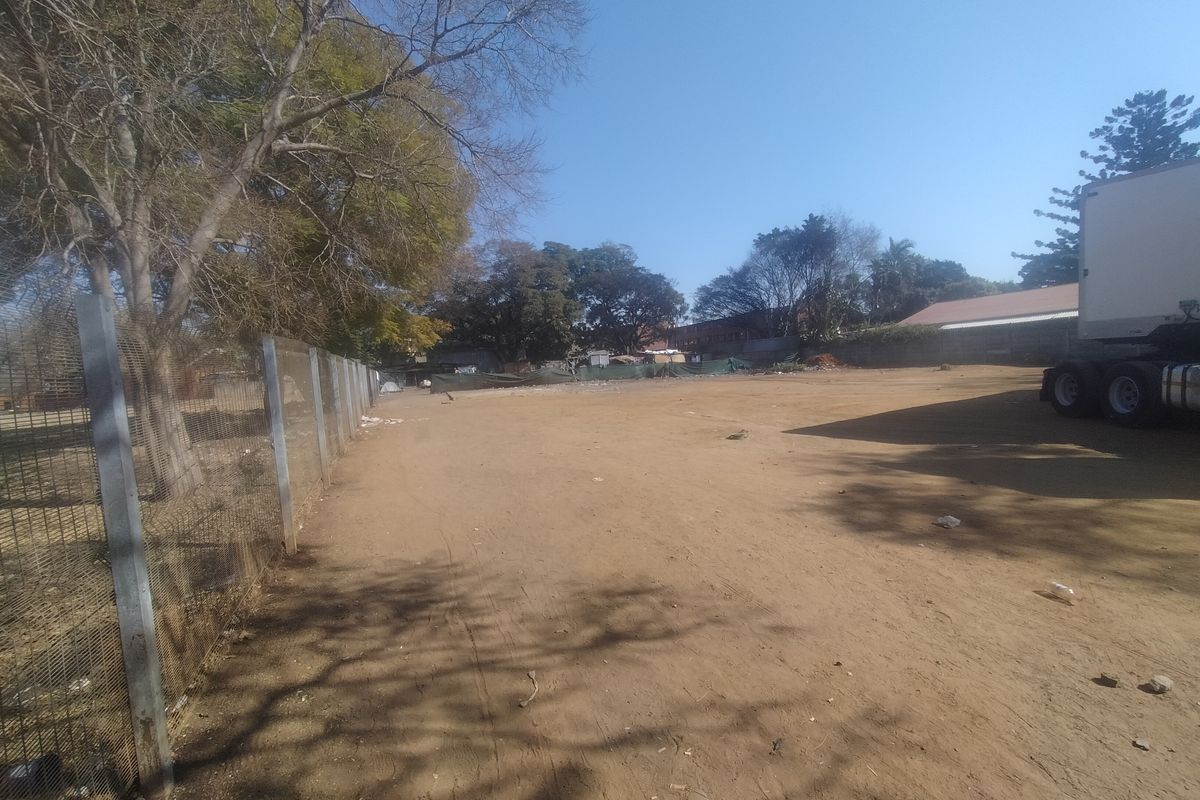 Discover a prime commercial opportunity with this 2552 square meter erf in Pretoria North, - Photo 2