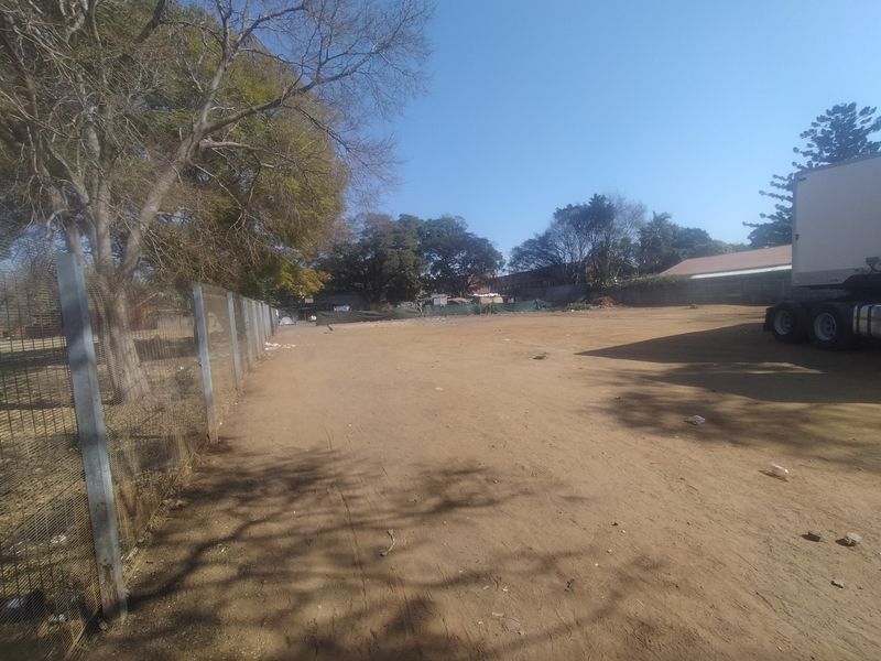 Discover a prime commercial opportunity with this 2552 square meter erf in Pretoria North, - Photo 2