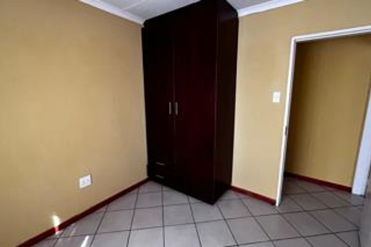 Newly build three bedroom house readily available - Photo 5