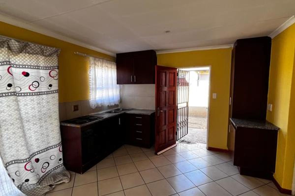 Newly build three bedroom house readily available - Photo 3