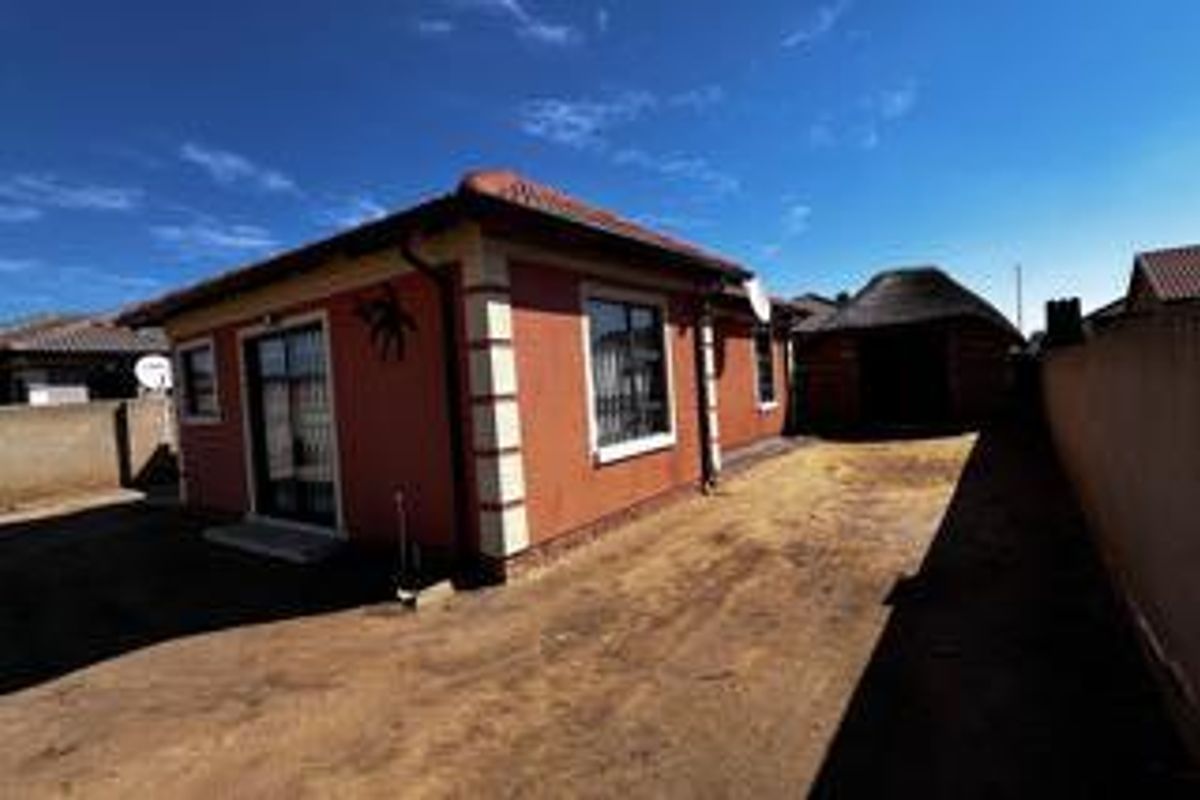 Newly build three bedroom house readily available - Photo 2