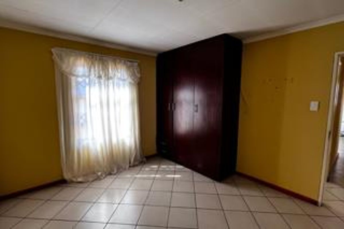 Newly build three bedroom house readily available - Photo 4