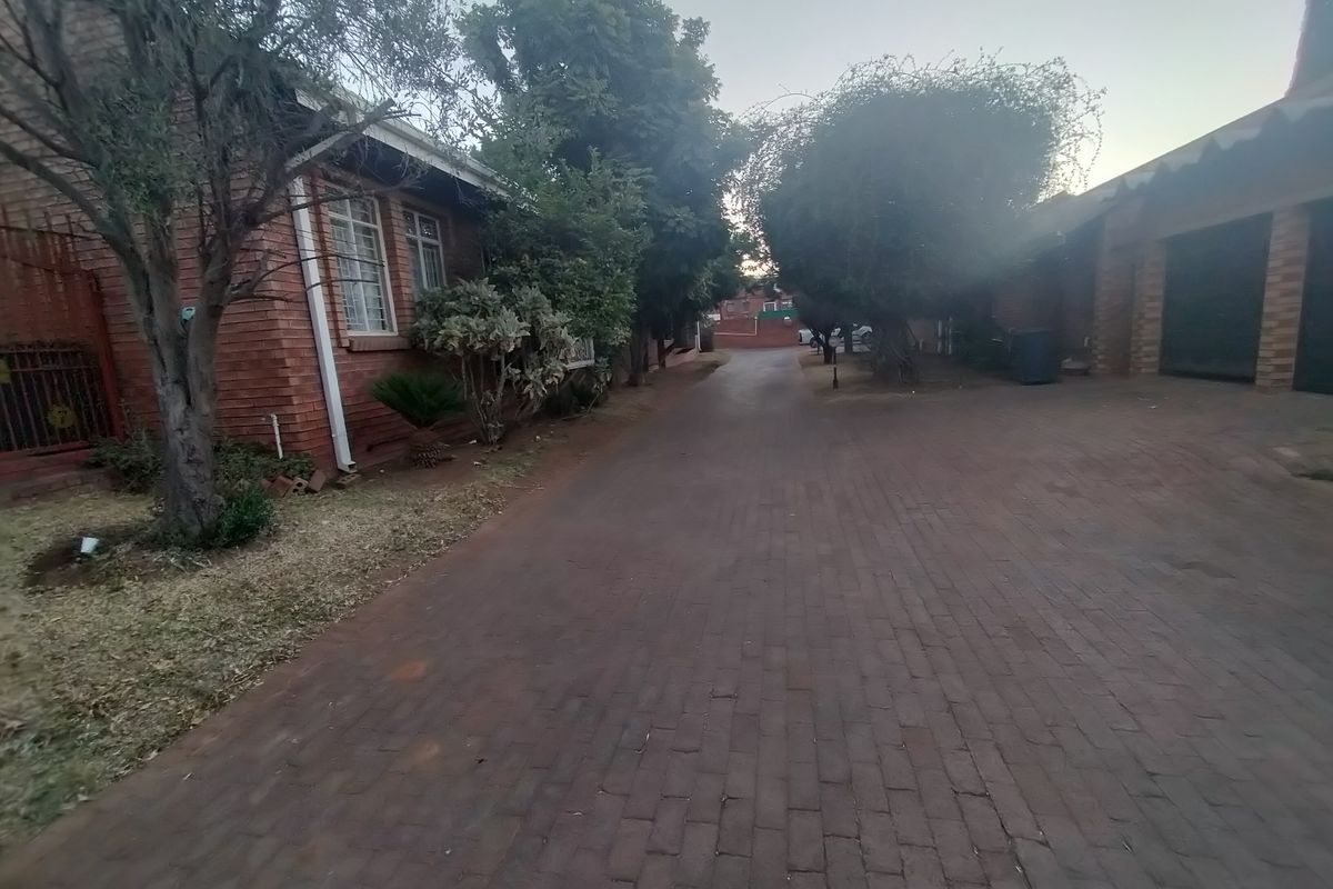 Stunning townhouse for sale in Amandasig, Akasia – perfect for families and investors ali - Photo 3