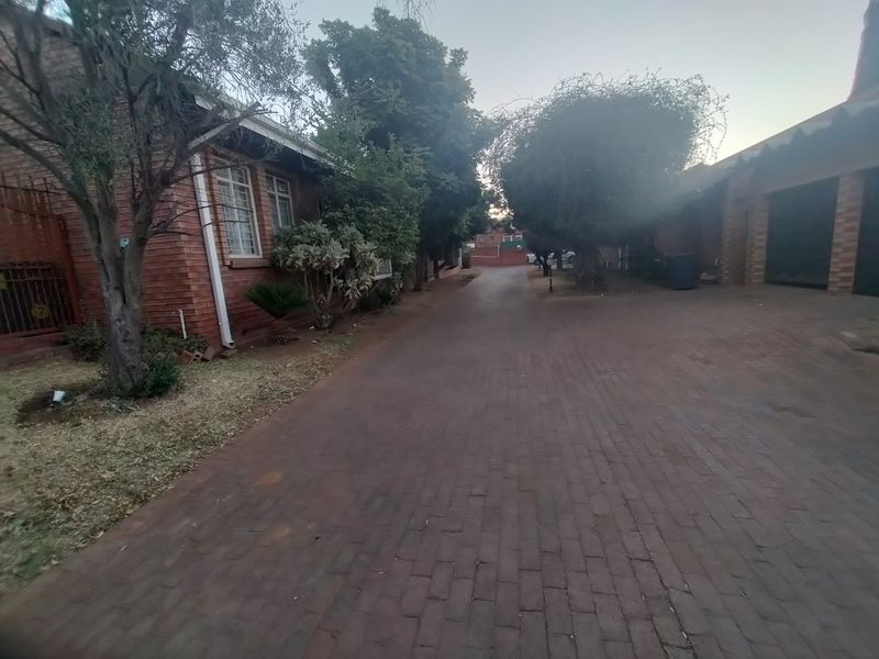 Stunning townhouse for sale in Amandasig, Akasia – perfect for families and investors ali - Photo 3