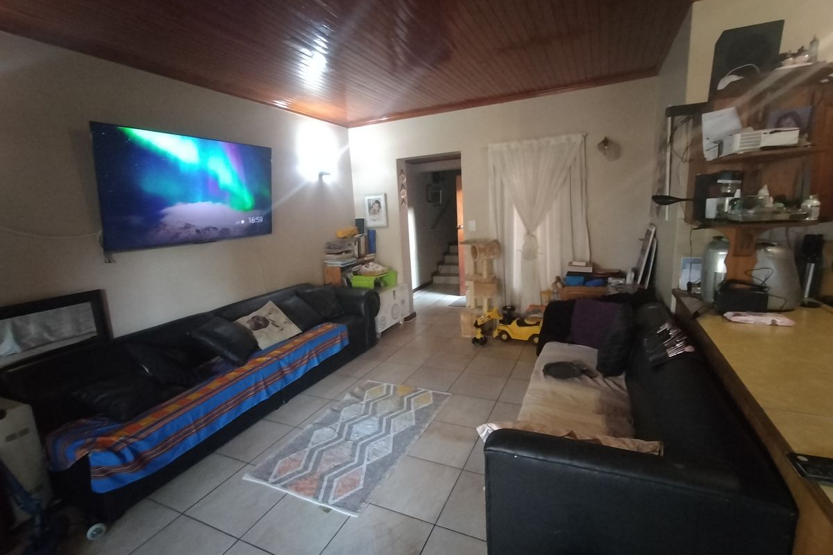 Stunning townhouse for sale in Amandasig, Akasia – perfect for families and investors ali - Photo 2