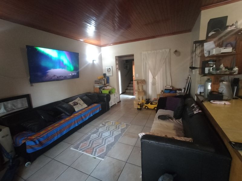 Stunning townhouse for sale in Amandasig, Akasia – perfect for families and investors ali - Photo 2