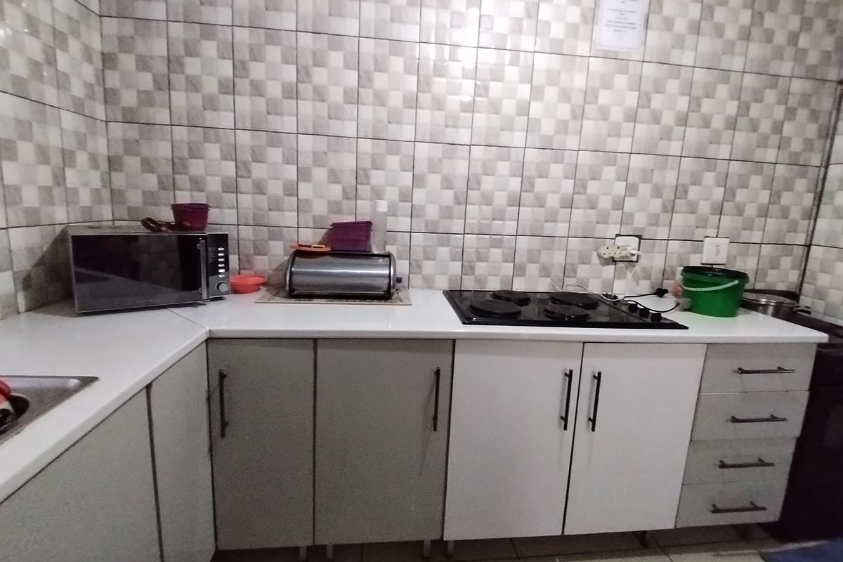 3-bedroom home located next to local amenities - Photo 3