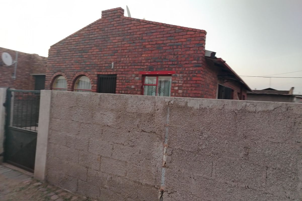 3-bedroom home located next to local amenities - Photo 2