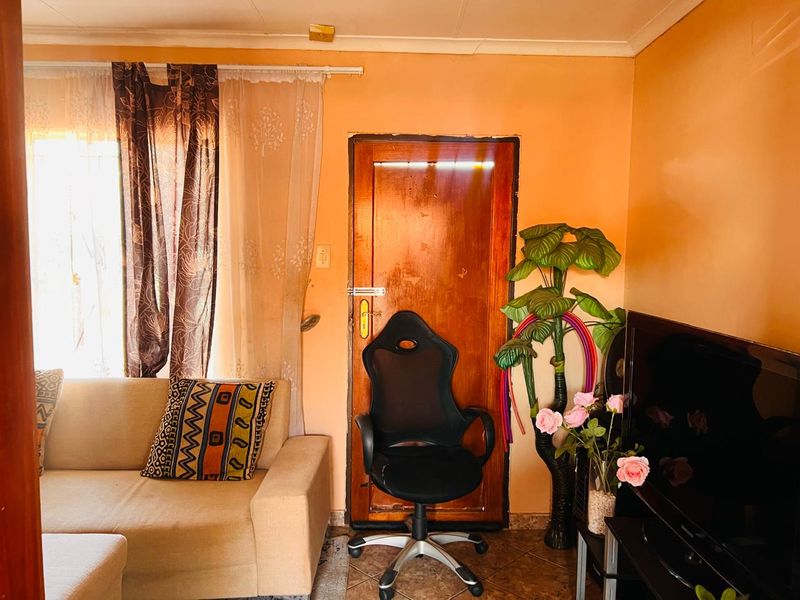 Charming Family Home for Sale in Geelhoutpark, Rustenburg - Photo 4