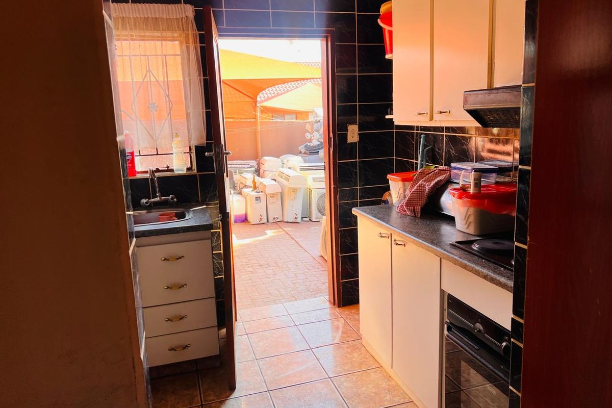 Charming Family Home for Sale in Geelhoutpark, Rustenburg - Photo 2