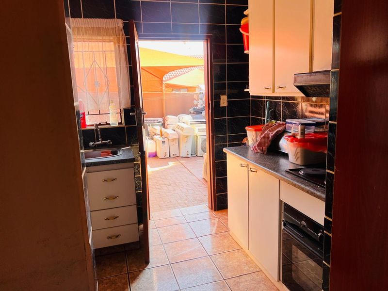 Charming Family Home for Sale in Geelhoutpark, Rustenburg - Photo 2