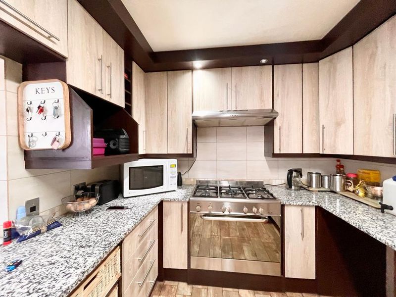 Three bedroom home for sale in Secunda - Photo 10