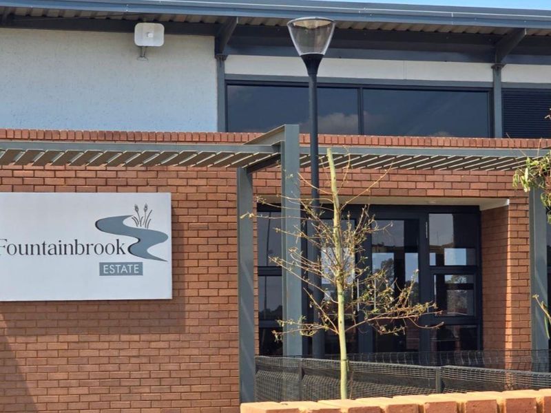 Luxurious Family Living in Fountainbrook Estate - Photo 7