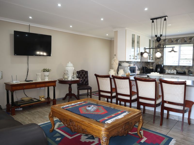 Friendly Little Home! - Photo 4