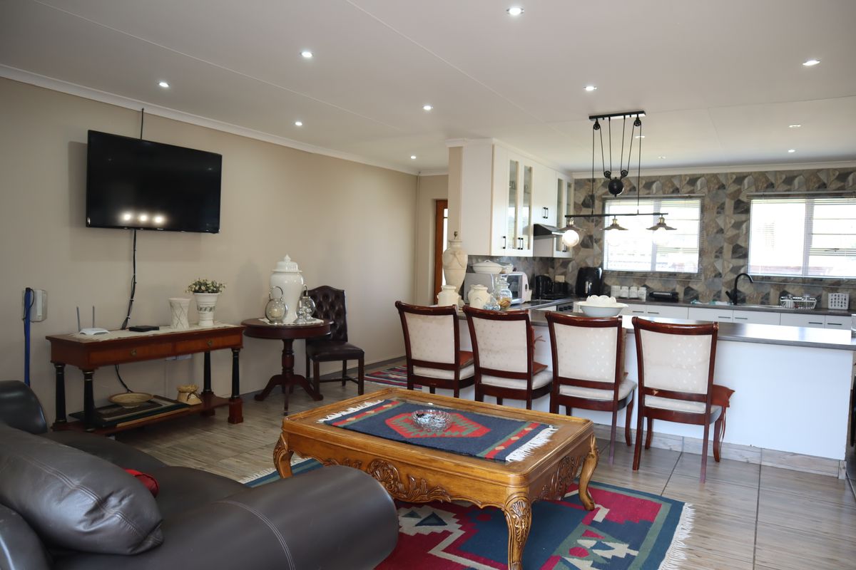 Friendly Little Home! - Photo 3