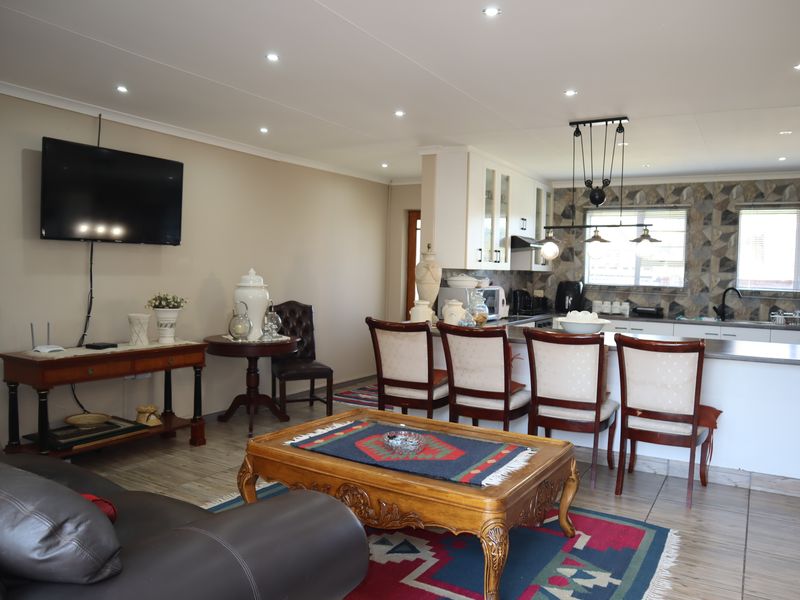 Friendly Little Home! - Photo 3