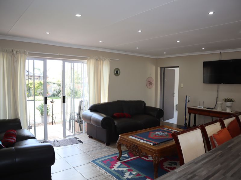 Friendly Little Home! - Photo 9