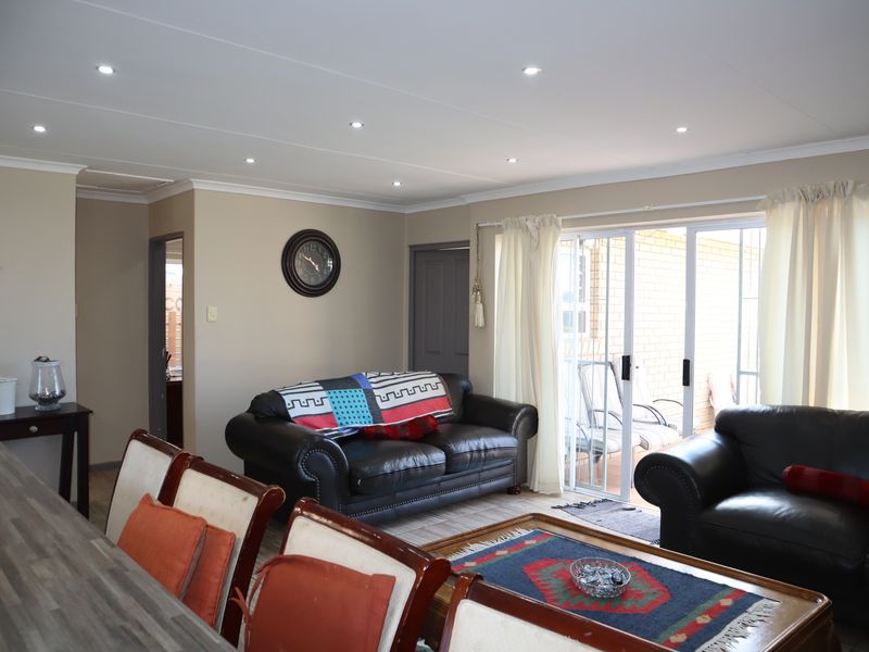 Friendly Little Home! - Photo 8