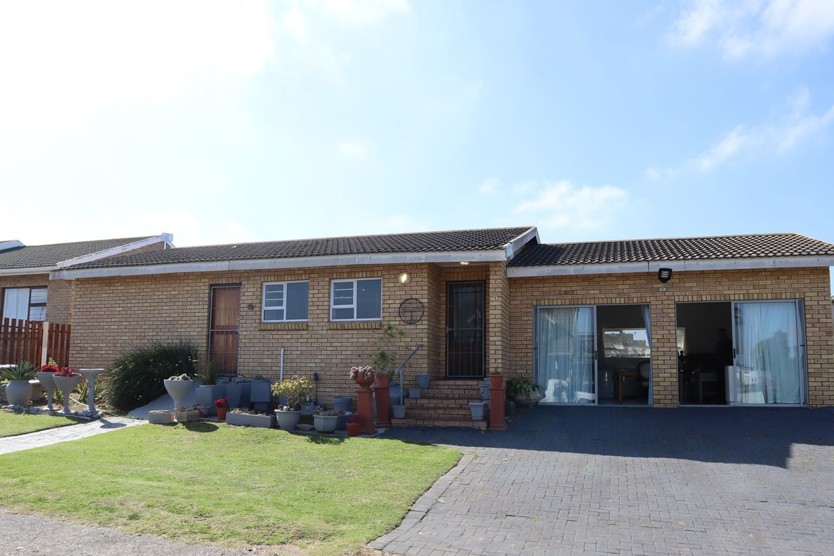 Friendly Little Home! - Photo 2