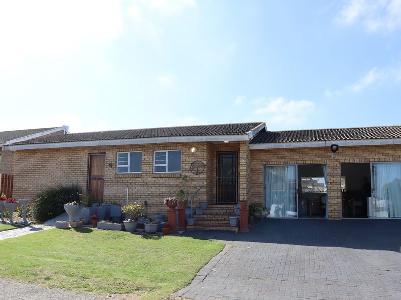 Friendly Little Home! - Photo 2