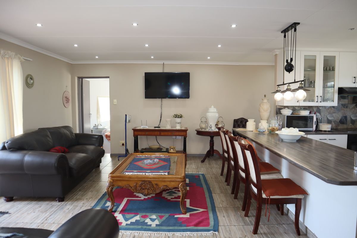 Friendly Little Home! - Photo 5