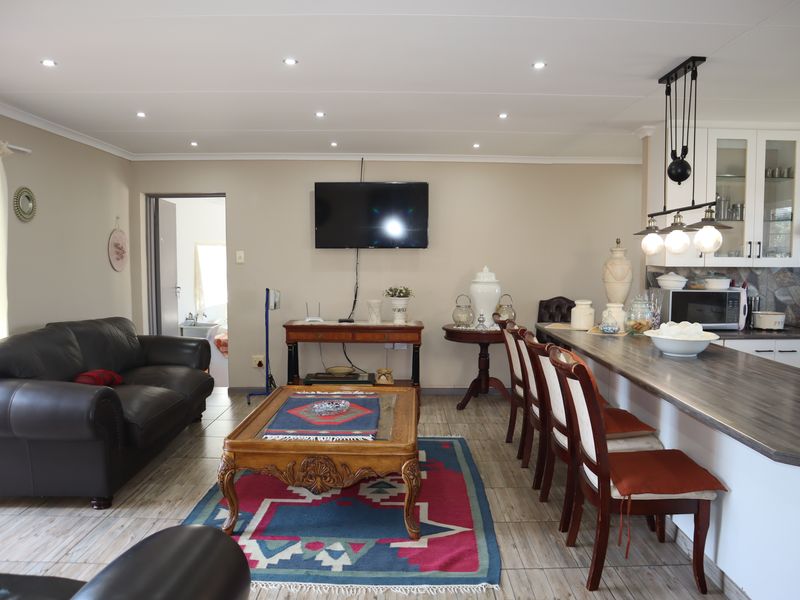 Friendly Little Home! - Photo 5