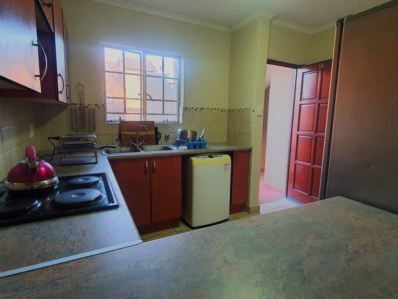 2 Bedroom Townhouse, 24 hr security- Castleview - Photo 4