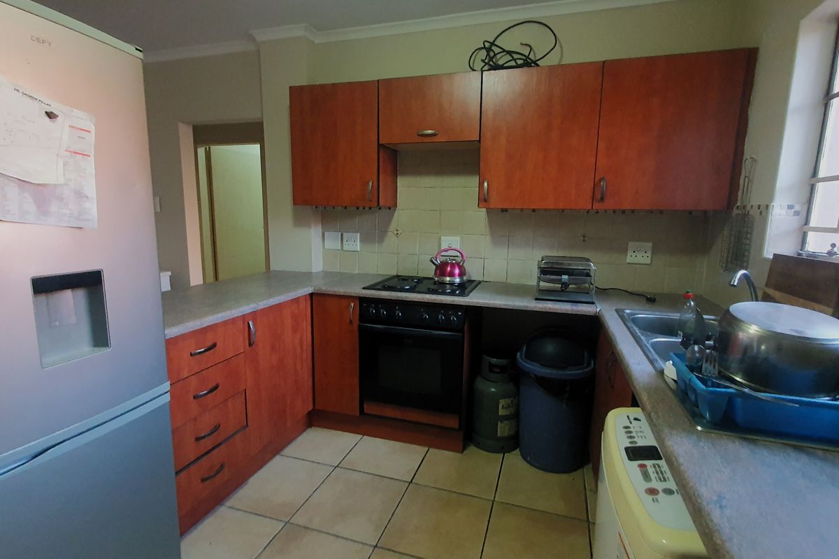2 Bedroom Townhouse, 24 hr security- Castleview - Photo 3