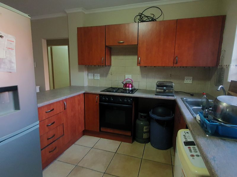 2 Bedroom Townhouse, 24 hr security- Castleview - Photo 3