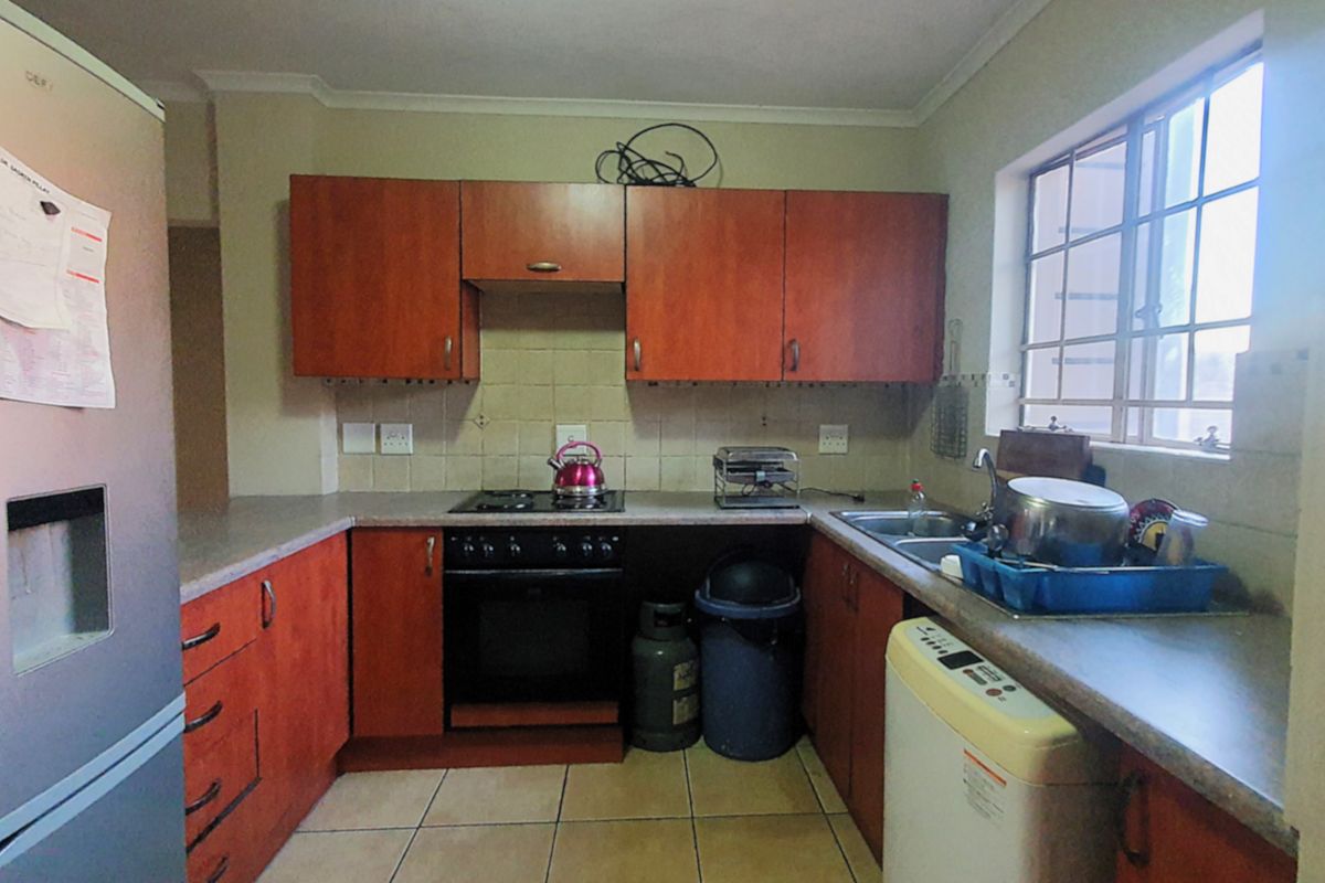 2 Bedroom Townhouse, 24 hr security- Castleview - Photo 2