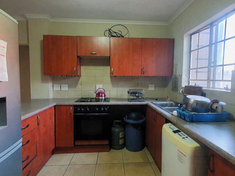 2 Bedroom Townhouse, 24 hr security- Castleview - Photo 2