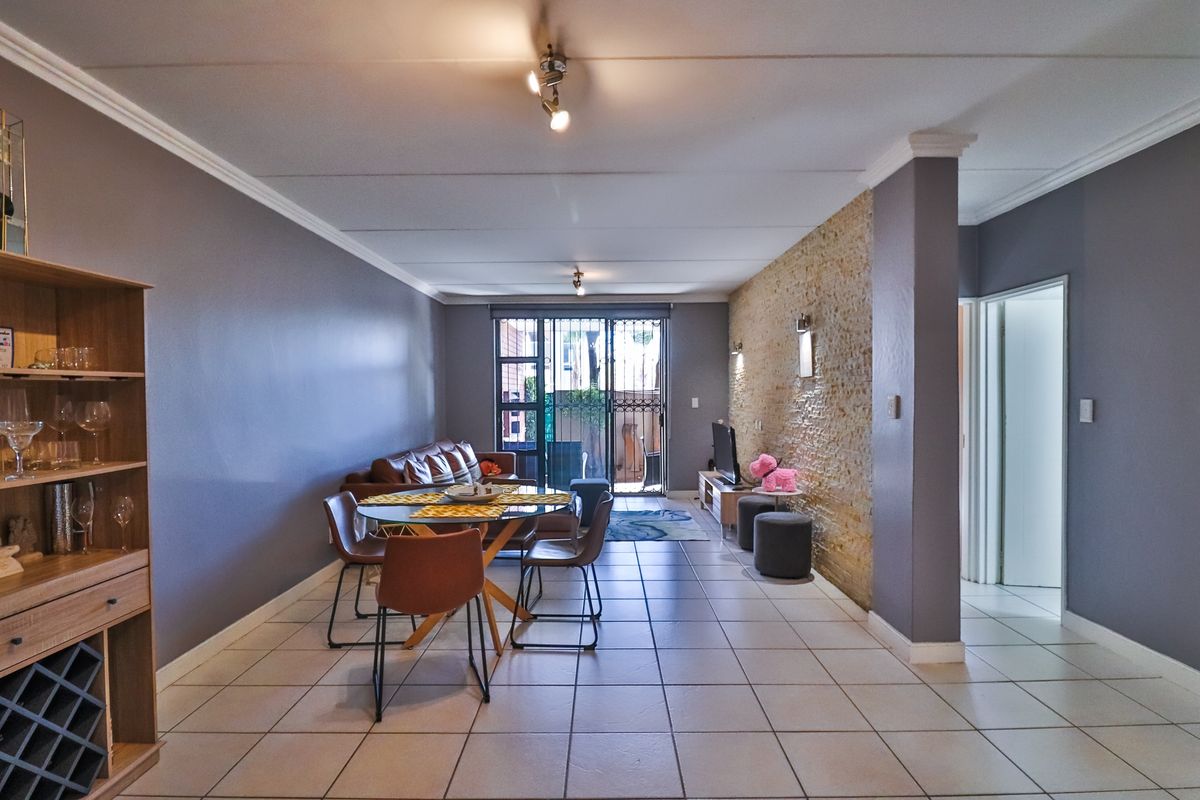 Resort-Style Living in Morningside: 2-Bedroom Ground Floor Apartment - Photo 5