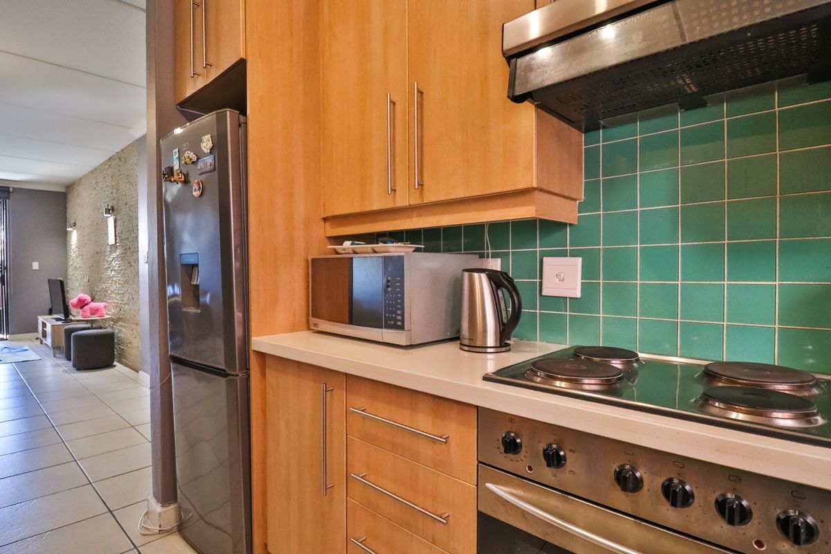 Resort-Style Living in Morningside: 2-Bedroom Ground Floor Apartment - Photo 4