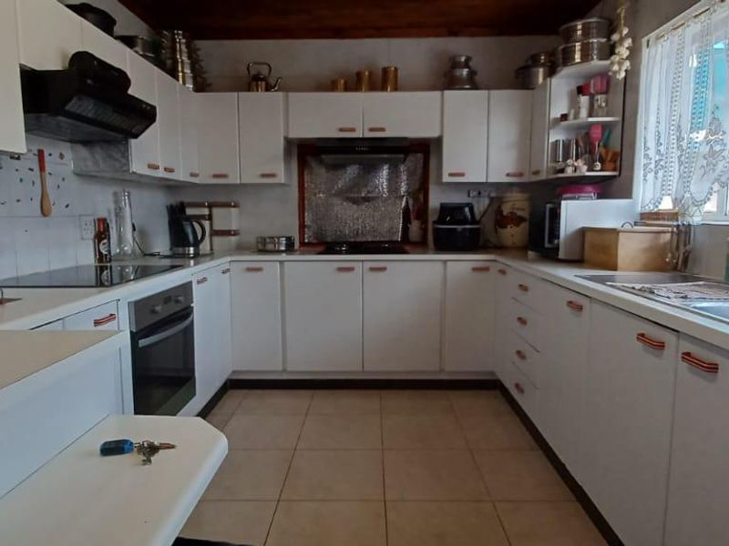 4 bedrooms, 4 carports, pool & braai area - Photo 9