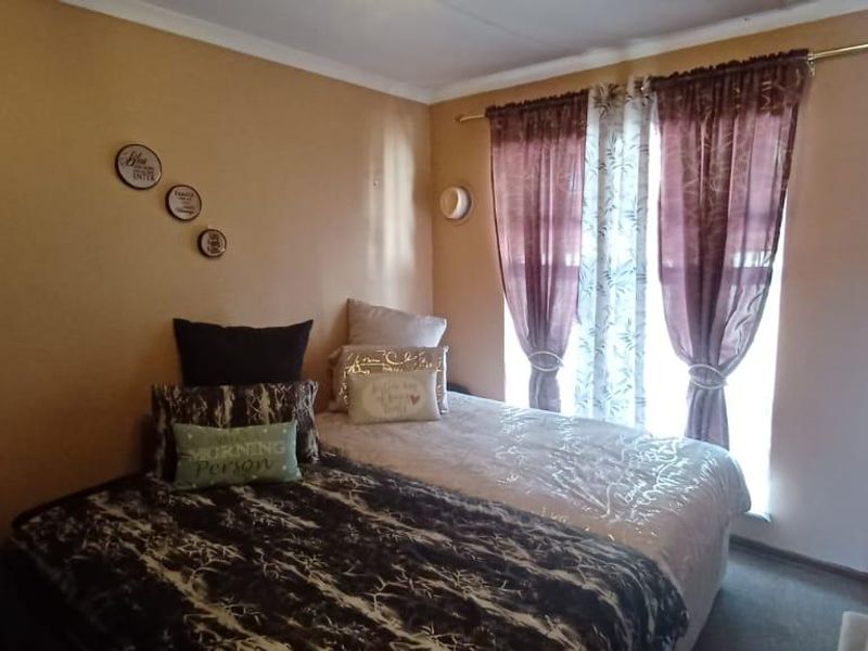 4 bedrooms, 4 carports, pool & braai area - Photo 7