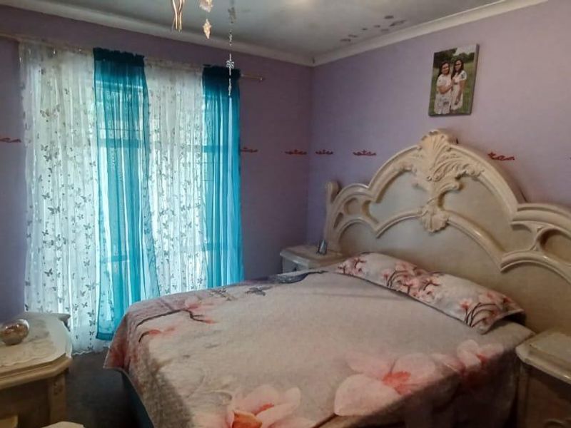 4 bedrooms, 4 carports, pool & braai area - Photo 8