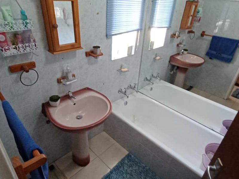 4 bedrooms, 4 carports, pool & braai area - Photo 5