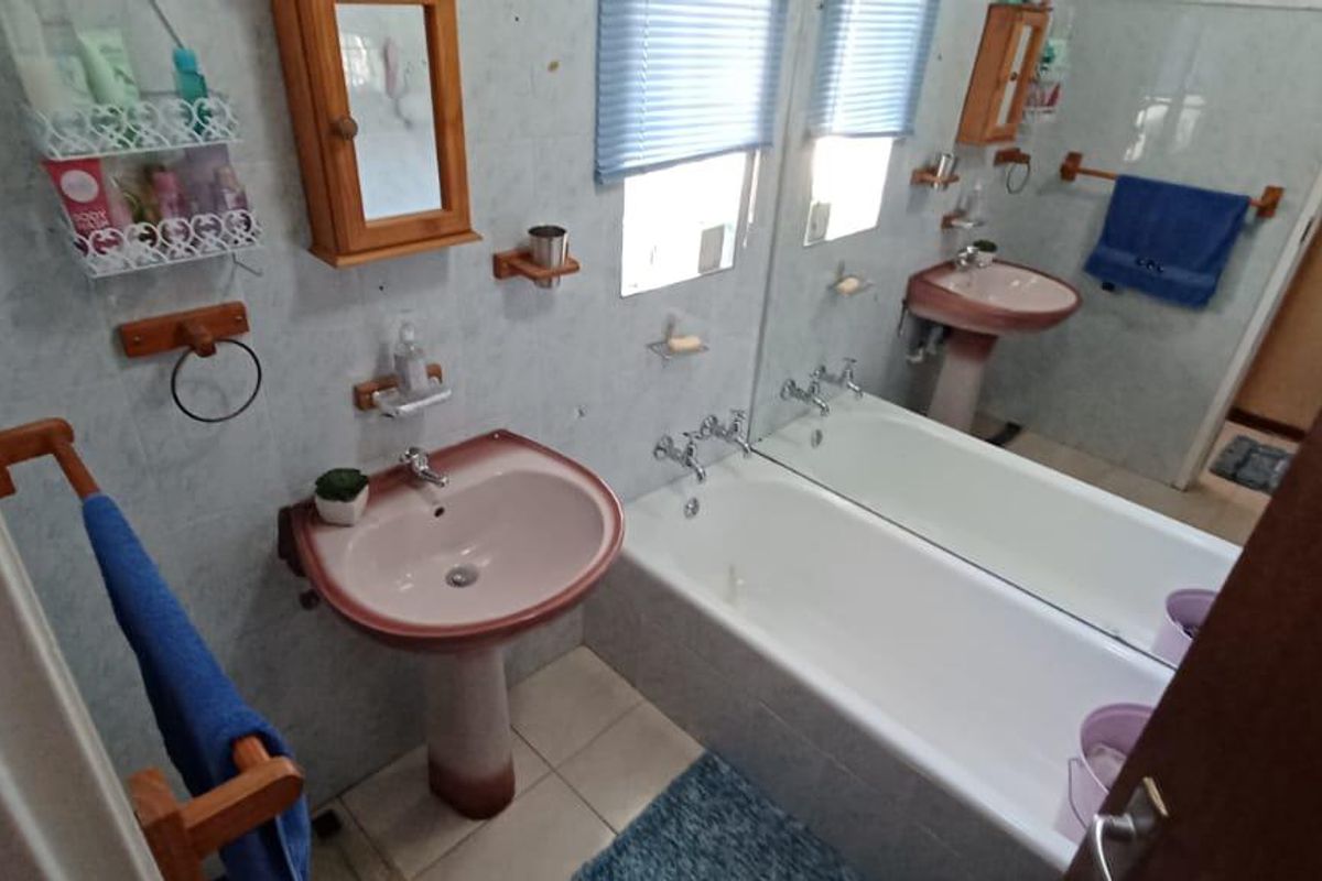 4 bedrooms, 4 carports, pool & braai area - Photo 5